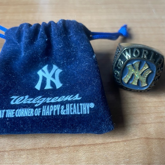 New York Yankees 1996 Special World Series Ring Promoted by Walgreens - Picture 4 of 7